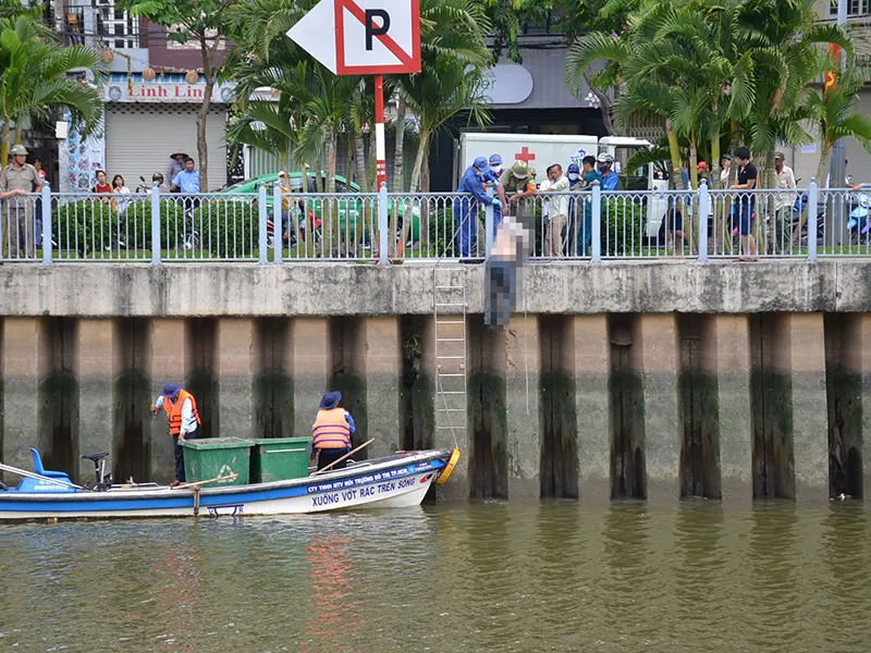 Thi thể người đàn ông lớn tuổi được phát hiện nổi lên trên kênh Nhiêu Lộc - Thị Nghè.